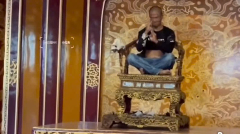 Đối tượng Hồ Văn Phương Tâm ngồi lên ngai vua triều Nguyễn được trưng bày trong không gian Điện Thái Hòa.