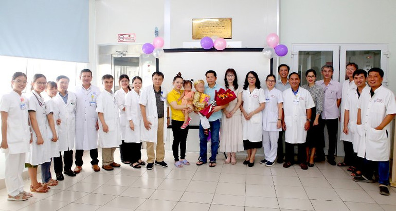 Đội ngũ y, bác sĩ cùng lãnh đạo Bệnh viện Trung ương Huế chúc mừng cháu Phan Đình D. trong ngày xuất viện.