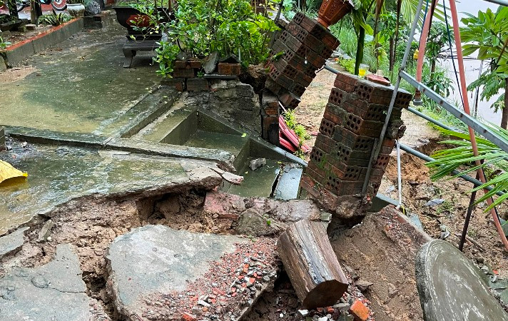 Hằng năm, tình trạng sạt lở bờ sông Hương qua phường Hương Hồ (TP Huế) luôn diễn ra trong mùa mưa lũ, uy hiếp đến nhiều hộ dân trong khu vực.