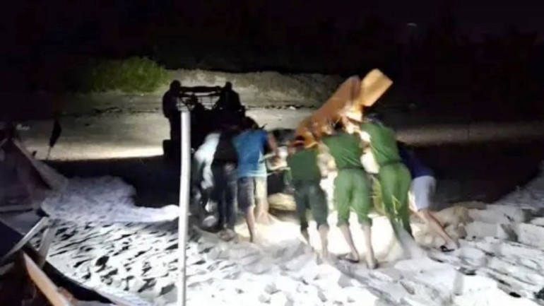 Lực lượng chức năng hỗ trợ người dân đưa thuyền vào nơi tránh bão an toàn. (Ảnh: CTV)