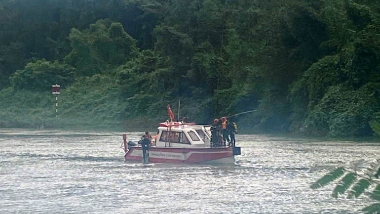 Để cẩu được chiếc xe, lực lượng chức năng phải sử dụng nhiều máy móc thiết bị.