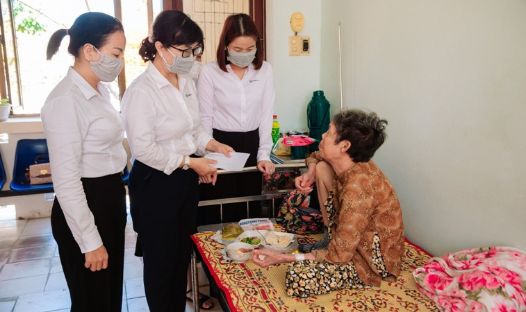 Ấm áp “Bữa cơm yêu thương” đến với bệnh nhân nghèo ảnh 5