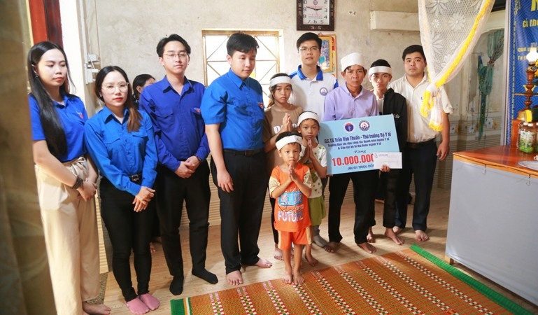 Bác sĩ trẻ Thừa Thiên Huế tặng 10 triệu đồng cho gia đình có 2 mẹ con bị lật ghe, tử vong trong đợt lũ vừa qua. (Ảnh: BVH)