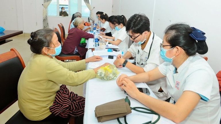 Các y bác sỹ tư vấn sức khỏe, sàng lọc và nâng cao nhận thức về ung thư phổi và các bệnh lý về phổi cho người dân.