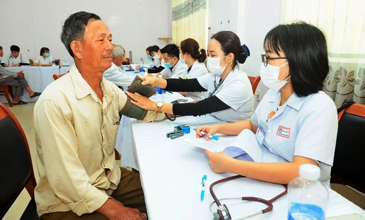 Chương trình khám, tầm soát phổi miễn phí thu hút sự quan tâm của rất nhiều người lớn tuổi.