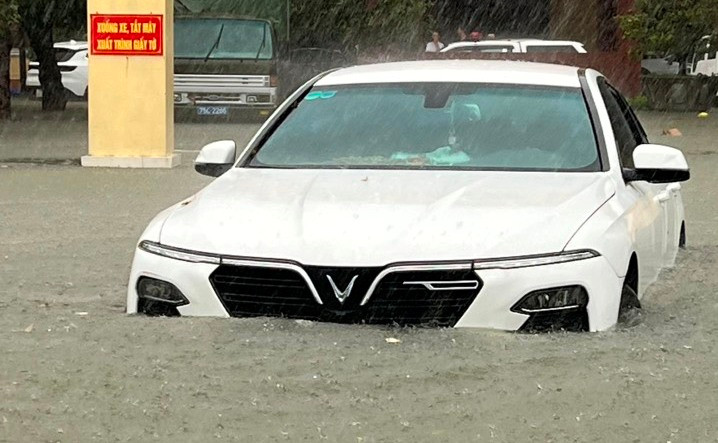 Nhiều xe phương tiện ô-tô tại khu vực trung tâm thành phố Huế bị ngập sâu trong lũ.