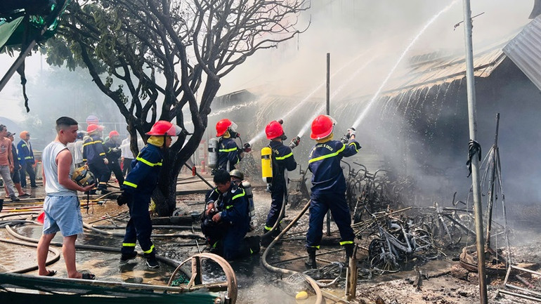 Lực lượng chức năng nỗ lực tiến hành khống chế vụ cháy.