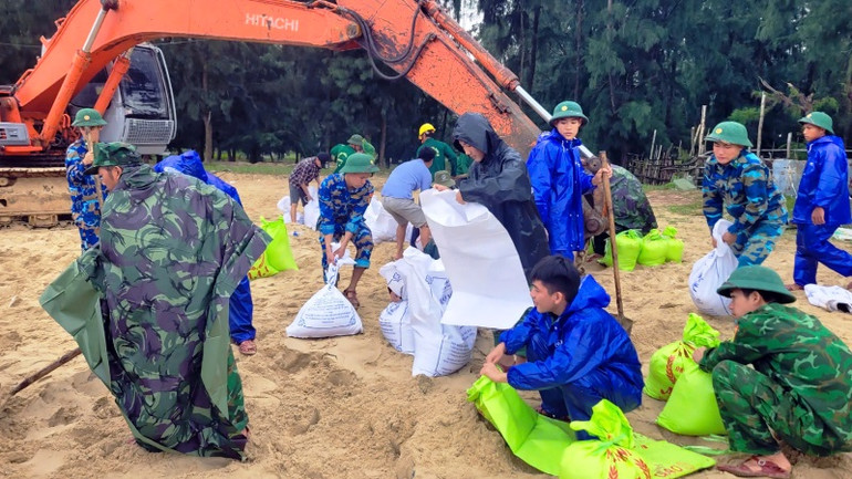 Lực lượng Bộ đội Biên phòng trong tỉnh tham gia khắc phục sạt lở bờ biển Thuận An. (Ảnh: Võ Tiến)