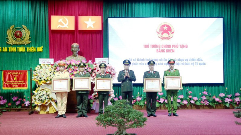 Thừa ủy quyền của lãnh đạo Đảng, Nhà nước, Thứ trưởng Lê Quốc Hùng trao bằng khen của Thủ tướng Chính phủ tặng 1 tập thể, 4 cá nhân thuộc Công an tỉnh Thừa Thiên Huế.