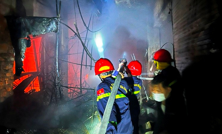 Lực lượng tại chỗ cùng cảnh sát chữa cháy và cứu nạn cứu hộ Công an tỉnh nỗ lực để tiếp cận hiện trường.