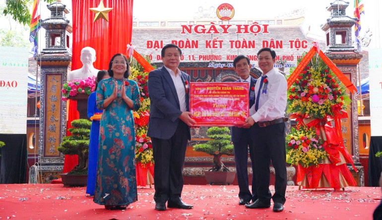 Đồng chí Nguyễn Xuân Thắng tặng quà cho đại diện Mặt trận tổ dân phố 11, phường Kim Long, thành phố Huế.