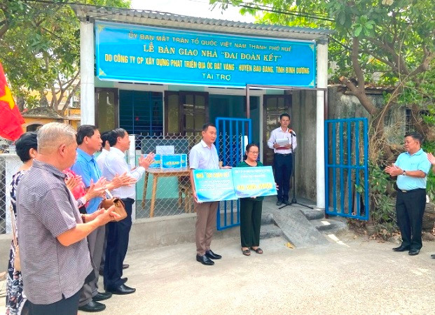 Tại lễ bàn giao nhà, lãnh đạo 2 địa phương cũng đã trao các phần quà ý nghĩa tặng các gia đình. Tại lễ bàn giao nhà, lãnh đạo 2 địa phương cũng đã trao các phần quà ý nghĩa tặng các gia đình.