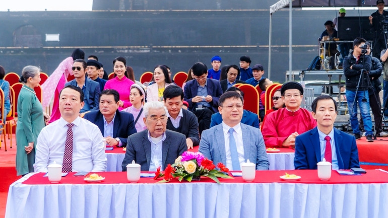 Lãnh đạo tỉnh, du khách và người dân địa phương xem tái hiện Lễ Ban sóc triều Nguyễn.