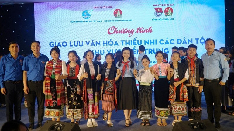Các đại biểu cùng các em thiếu nhi chụp ảnh lưu niệm tại chương trình.