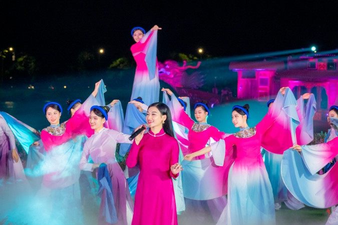 Đây là chương trình biểu diễn nghệ thuật đặc sắc được kết hợp giữa thời trang và hát, múa, âm nhạc.