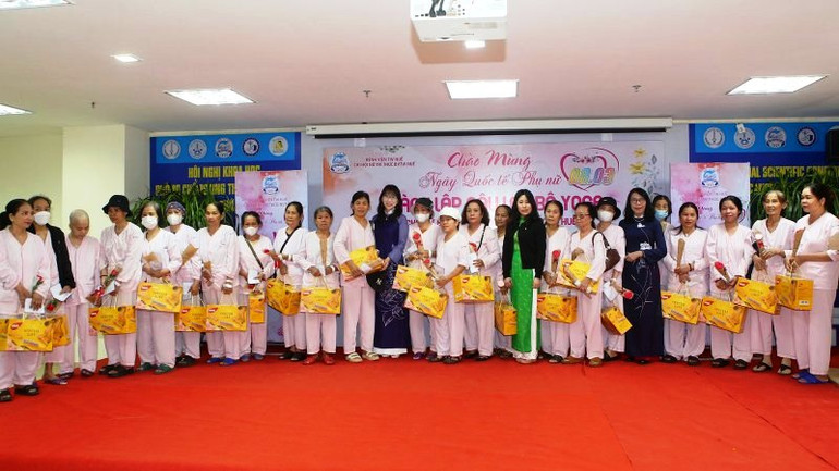 Ban tổ chức trao tặng các phần quà dành cho nữ bệnh nhân ung thư tại Bệnh viện Trung ương Huế.