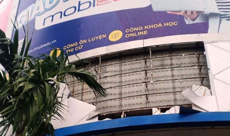 Biển hiệu một công trình ở thành phố Huế bị giông lốc cuốn bay, vỡ kính. Biển hiệu một công trình ở thành phố Huế bị giông lốc cuốn bay, vỡ kính.