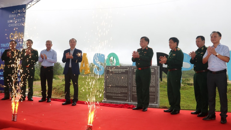 Các đại biểu thực hiện nghi thức lễ công bố.