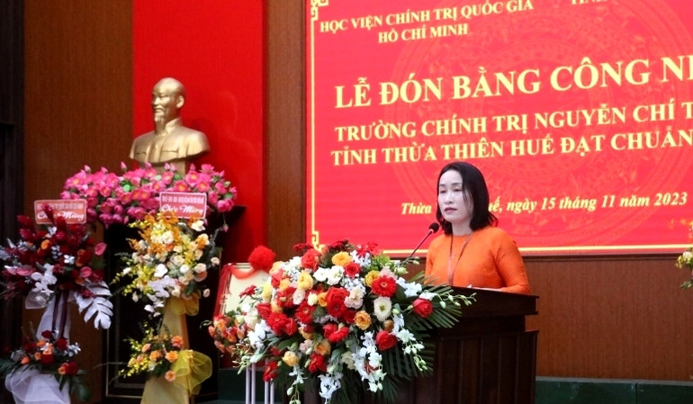 Đồng chí Nguyễn Thị Châu, Hiệu trưởng Trường Chính trị Nguyễn Chí Thanh báo cáo quá trình xây dựng nhà trường đạt chuẩn mức 1.