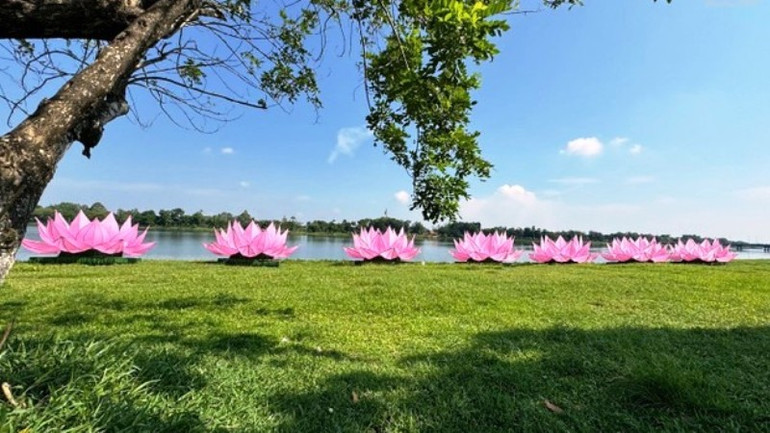“Bảy đóa sen nâng gót tịnh” là tác phẩm sắp đặt về đề tài văn hóa Phật giáo và văn hóa Việt Nam do các tăng ni Phật tử trẻ ở Huế thực hiện.