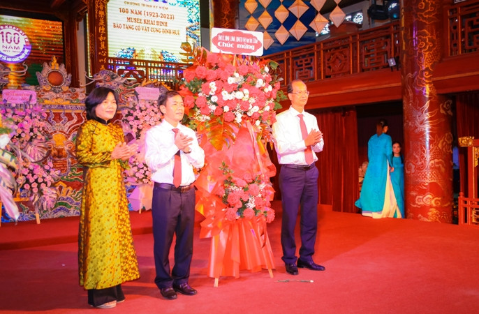 Thay mặt lãnh đạo tỉnh, Chủ tịch Ủy ban nhân dân tỉnh Nguyễn Văn Phương tặng lẵng hoa chúc mừng.