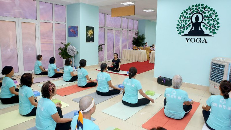 Hoạt động yoga góp phần nâng cao sức khỏe, tiếp thêm động lực chiến đấu với bệnh tật cho nữ bệnh nhân ung thư. (Ảnh: TH. HIỂN)