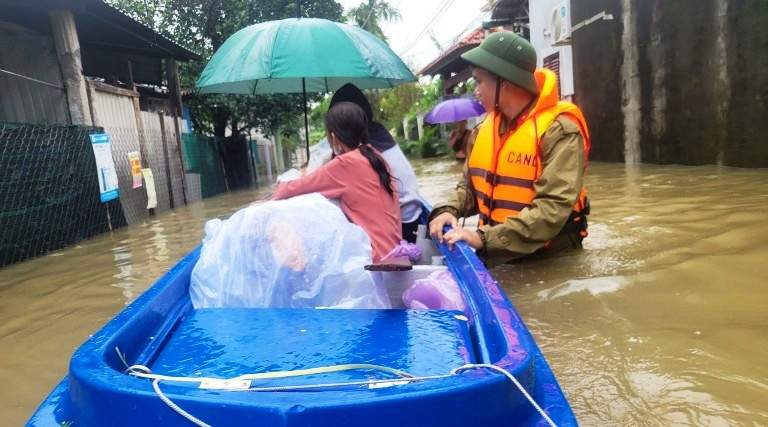 Lực lượng công an nỗ lực đưa người dân vượt lũ đến nơi an toàn.