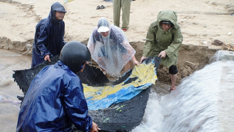 Trước đó, để xử lý khẩn cấp tình trạng sạt lở tại 7 điểm ven biển thuộc xã Phú Diên, Bí thư Huyện ủy Phú Vang Trần Gia Công đã chỉ đạo chính quyền địa phương phối hợp cùng người dân tổ chức gia cố, khóa các vị trí sạt lở xung yếu, tránh để lan rộng.