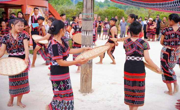 Biểu diễn nhiều tiết mục văn hóa truyền thống của đồng bào các dân tộc A Lưới.