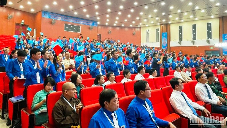 Lãnh đạo các sở, ban, ngành, đoàn thể và các địa phương cùng 250 đại biểu ưu tú tham dự tại Đại hội.