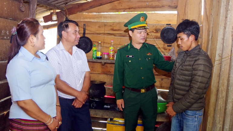 Đại diện các đơn vị thăm hỏi gia đình ông Hồ Văn Trâm, ở thôn A Đeeng Pâr Lieng 1, xã Trung Sơn huyện A Lưới.