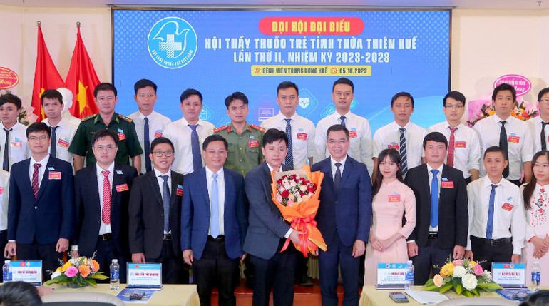Lãnh đạo tỉnh Thừa Thiên Huế và Hội Thầy thuốc trẻ Việt Nam tặng hoa chúc mừng Ban chấp hành Hội Thầy thuốc trẻ tỉnh Thừa Thiên Huế nhiệm kỳ 2023-2028. (Ảnh: TH)