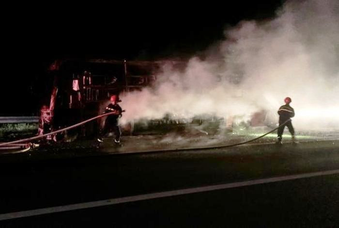 Lực lượng Cảnh sát Phòng cháy chữa cháy và Cứu nạn cứu hộ Công an tỉnh Thừa Thiên Huế và huyện Nam Đông nỗ lực khống chế vụ cháy xe khách giữa đêm khuya. (Ảnh: CTV)