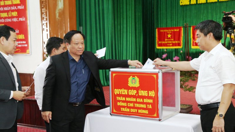 Công an tỉnh tổ chức quyên góp, hỗ trợ gia đình Trung tá Trần Duy Hùng vượt qua đau thương, mất mát.