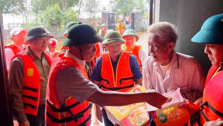 Lãnh đạo tỉnh thăm hỏi, tặng quà người dân ở thôn An Gia, thị trấn Sịa.