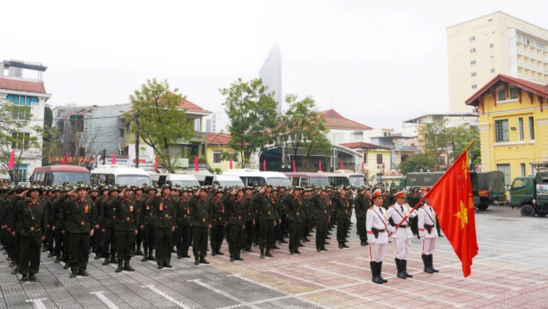 Công an thành phố Huế tổ chức Lễ giao, nhận quân và phong cấp bậc hàm binh nhì cho chiến sĩ mới nhập ngũ năm 2025.