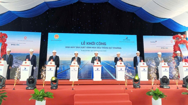 Các đại biểu thực hiện nghi thức khởi công Nhà máy sản xuất kính hoa siêu trắng Đạt Phương.