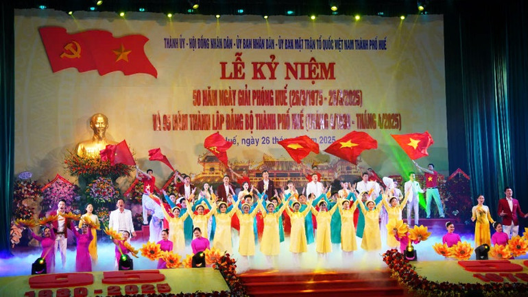 Các tiết mục văn nghệ đặc sắc tái hiện lịch sử hào hùng của dân tộc.