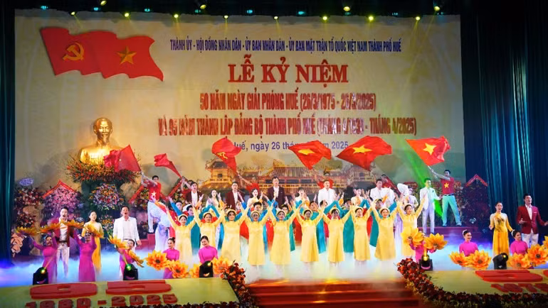 Các tiết mục văn nghệ đặc sắc tái hiện lịch sử hào hùng của dân tộc.