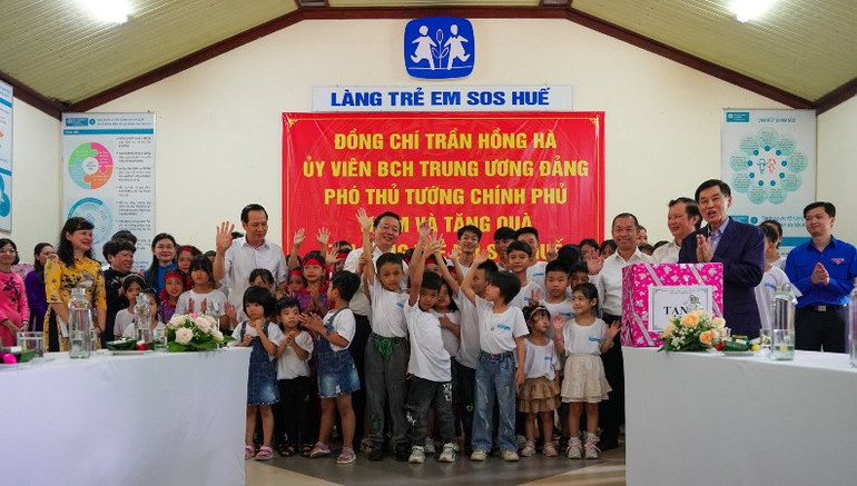 Phó Thủ tướng Trần Hồng Hà gửi tới hơn 15 triệu thiếu niên, nhi đồng cả nước: "Bác chúc các cháu ngày Tết thiếu nhi thật vui bên gia đình, bạn bè và có một kỳ nghỉ hè an toàn, ý nghĩa, vui tươi, lành mạnh và bổ ích".