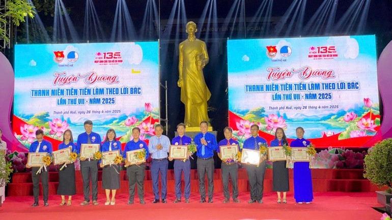 Trao tặng Kỷ niệm chương “Vì thế hệ trẻ” của Trung ương Đoàn cho các cá nhân. Trao tặng Kỷ niệm chương “Vì thế hệ trẻ” của Trung ương Đoàn cho các cá nhân.