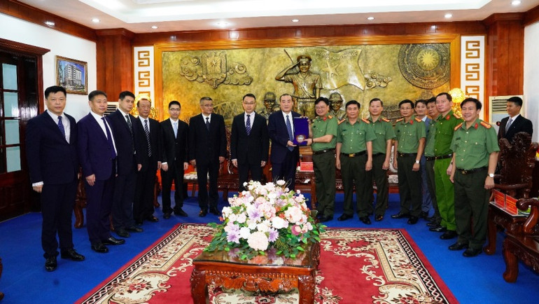 Đồng chí Trương Nguyệt Ba, Phó Giám đốc Thường trực Công an tỉnh Sơn Đông tặng quà lưu niệm cho Đại tá Nguyễn Thanh Tuấn.