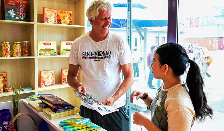 Đây là địa chỉ tin cậy phục vụ du khách, thuyền viên tàu biển khi cập cảng Chân Mây. Đây là địa chỉ tin cậy phục vụ du khách, thuyền viên tàu biển khi cập cảng Chân Mây.