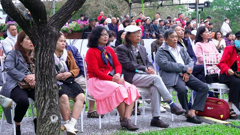 Bạn bè, thân hữu gia đình cố nhạc sĩ Trịnh Công Sơn và đông đảo công chúng Huế đã tham dự chương trình.