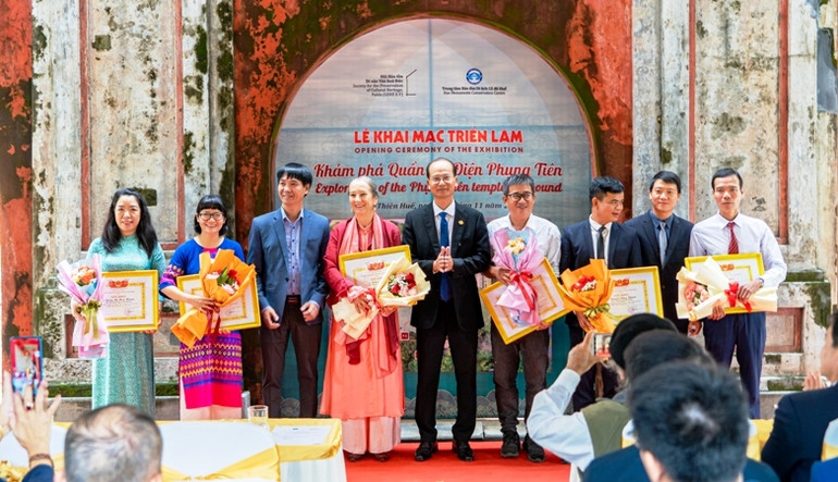 Trao giấy chứng nhận, giấy khen cho học viên, thành viên dự án tại lễ khai mạc triển lãm.