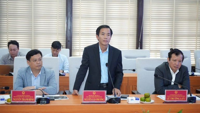 Chủ tịch Ủy ban nhân dân thành phố Huế Nguyễn Văn Phương phát biểu tại buổi làm việc. Chủ tịch Ủy ban nhân dân thành phố Huế Nguyễn Văn Phương phát biểu tại buổi làm việc.