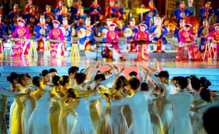 Festival Huế ngày càng tính quốc tế, là nơi nhiều dân tộc trên thế giới trình diễn những nét đẹp văn hóa đặc trưng của mình.