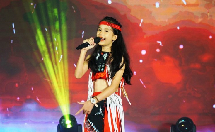 Thiếu nhi các dân tộc các tỉnh trong khu vực tham gia biễn diễn các tiết mục văn nghệ.