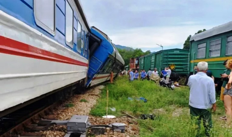 Một toa tàu bị trật bánh ra khỏi đường ray, nghiêng một góc 45 độ. (Ảnh: CTV)