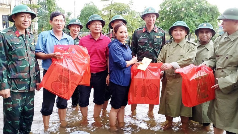 Lãnh đạo Bộ Chỉ huy Quân sự tỉnh Thừa Thiên Huế và huyện Quảng Điền động viên và trao quà tặng Trường Tiểu học số 1, xã Quảng Phước, huyện Quảng Điền.